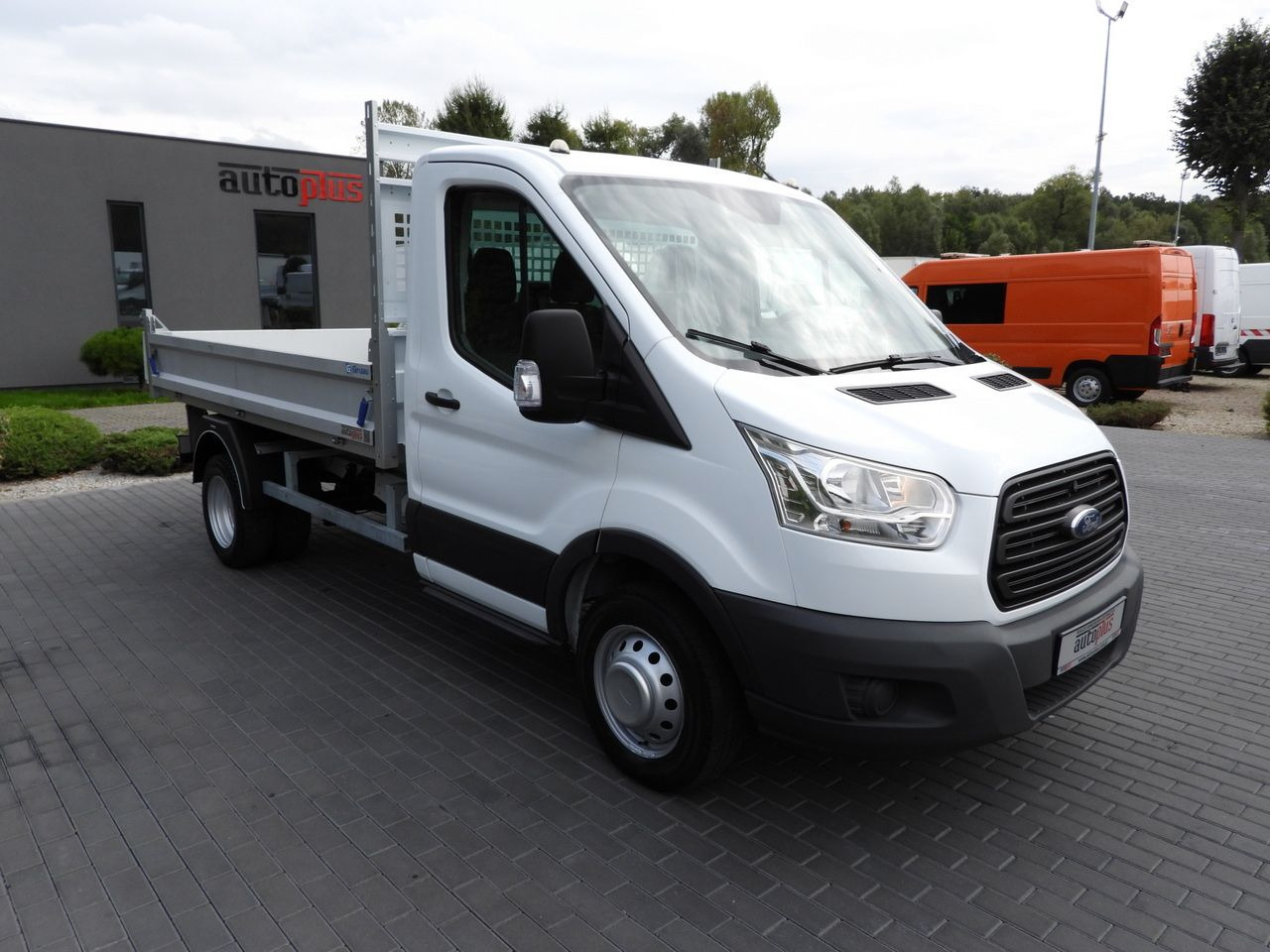 FORD TRANSIT TIPPER TWIN WHEELS 155HP - Billenőplatós kisteherautó: 4 kép. FORD TRANSIT TIPPER TWIN WHEELS 155HP - Billenőplatós kisteherautó: 4 kép.