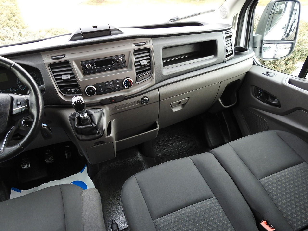 Furgon, Duplakabinos kisteherautó Ford TRANSIT  KASTENWAGEN DOPPELKABINE 6 SITZE  A/C: 23 kép.