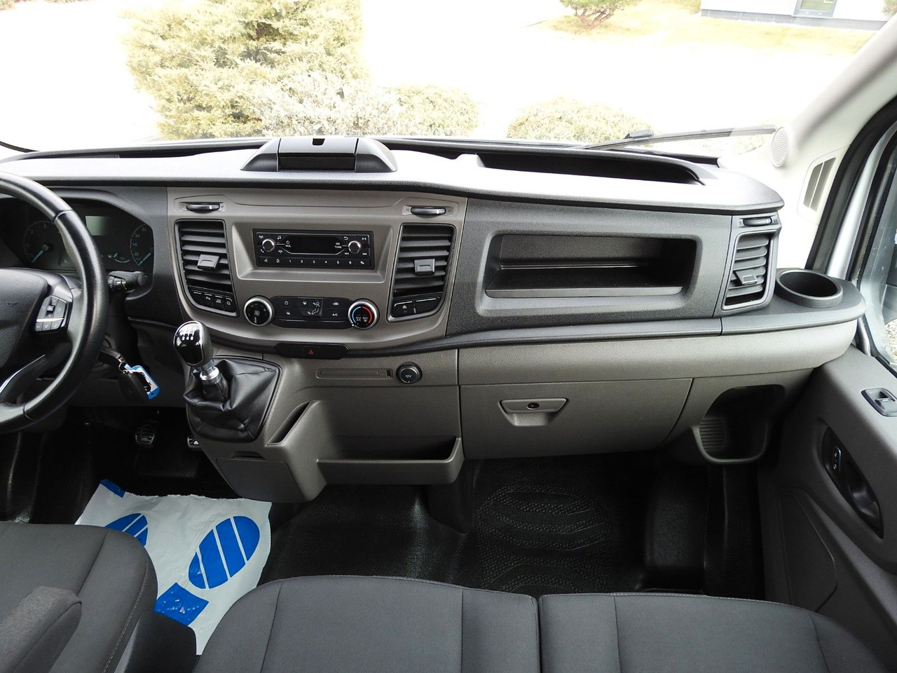 Furgon, Duplakabinos kisteherautó Ford TRANSIT  KASTENWAGEN DOPPELKABINE 6 SITZE  A/C: 24 kép.