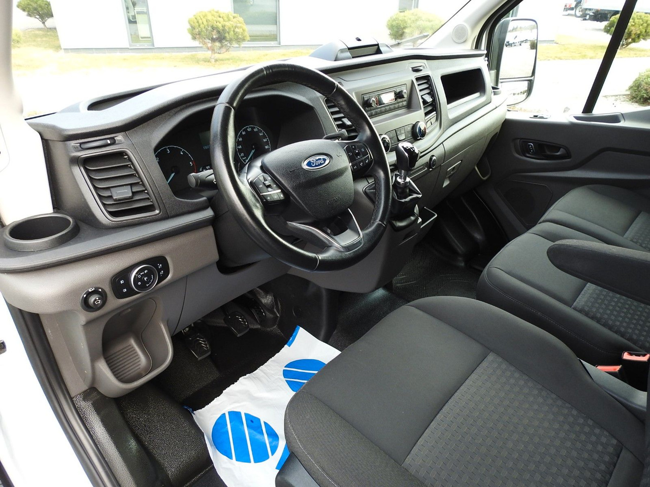 Ford TRANSIT KASTENWAGEN DOPPELKABINE 6 SITZE A/C - Furgon, Duplakabinos kisteherautó: 2 kép. Ford TRANSIT KASTENWAGEN DOPPELKABINE 6 SITZE A/C - Furgon, Duplakabinos kisteherautó: 2 kép.
