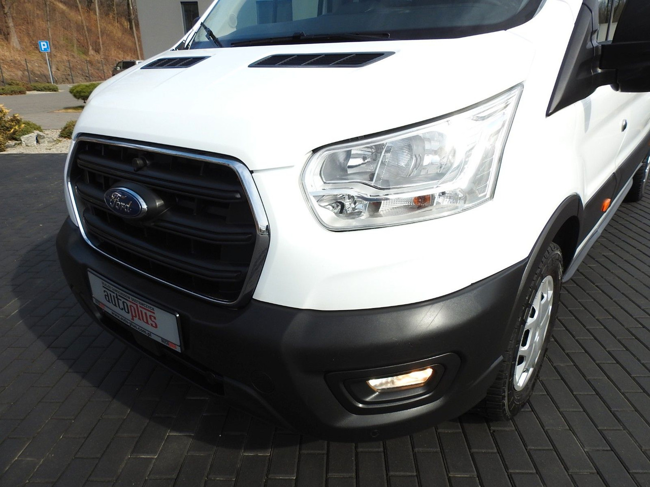Furgon, Duplakabinos kisteherautó Ford TRANSIT  KASTENWAGEN DOPPELKABINE 6 SITZE  A/C: 16 kép.