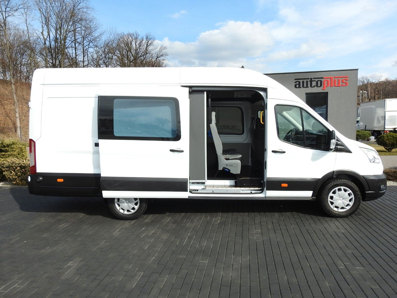 Furgon, Duplakabinos kisteherautó Ford TRANSIT  KASTENWAGEN DOPPELKABINE 6 SITZE  A/C: 8 kép.