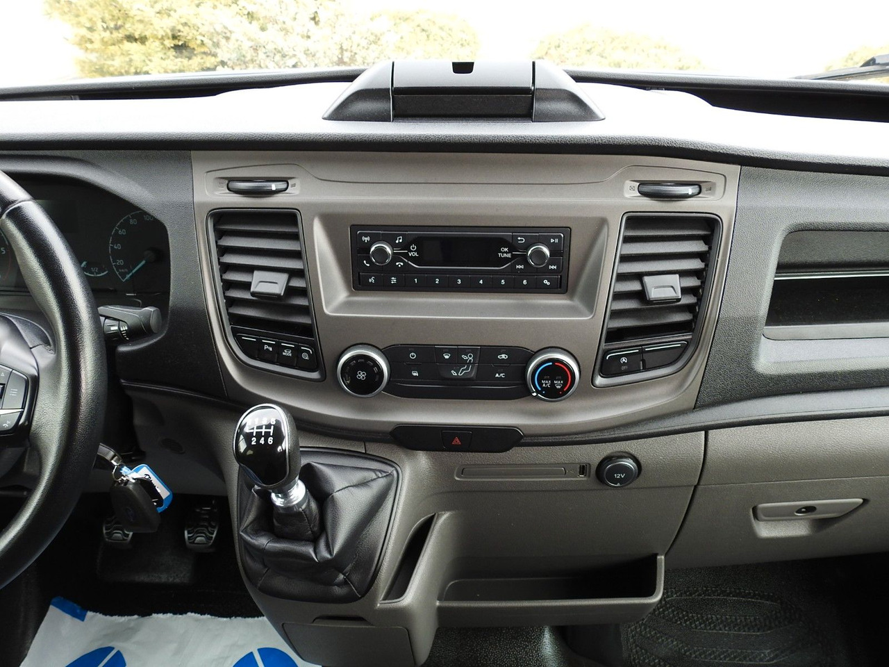Furgon, Duplakabinos kisteherautó Ford TRANSIT  KASTENWAGEN DOPPELKABINE 6 SITZE  A/C: 25 kép.