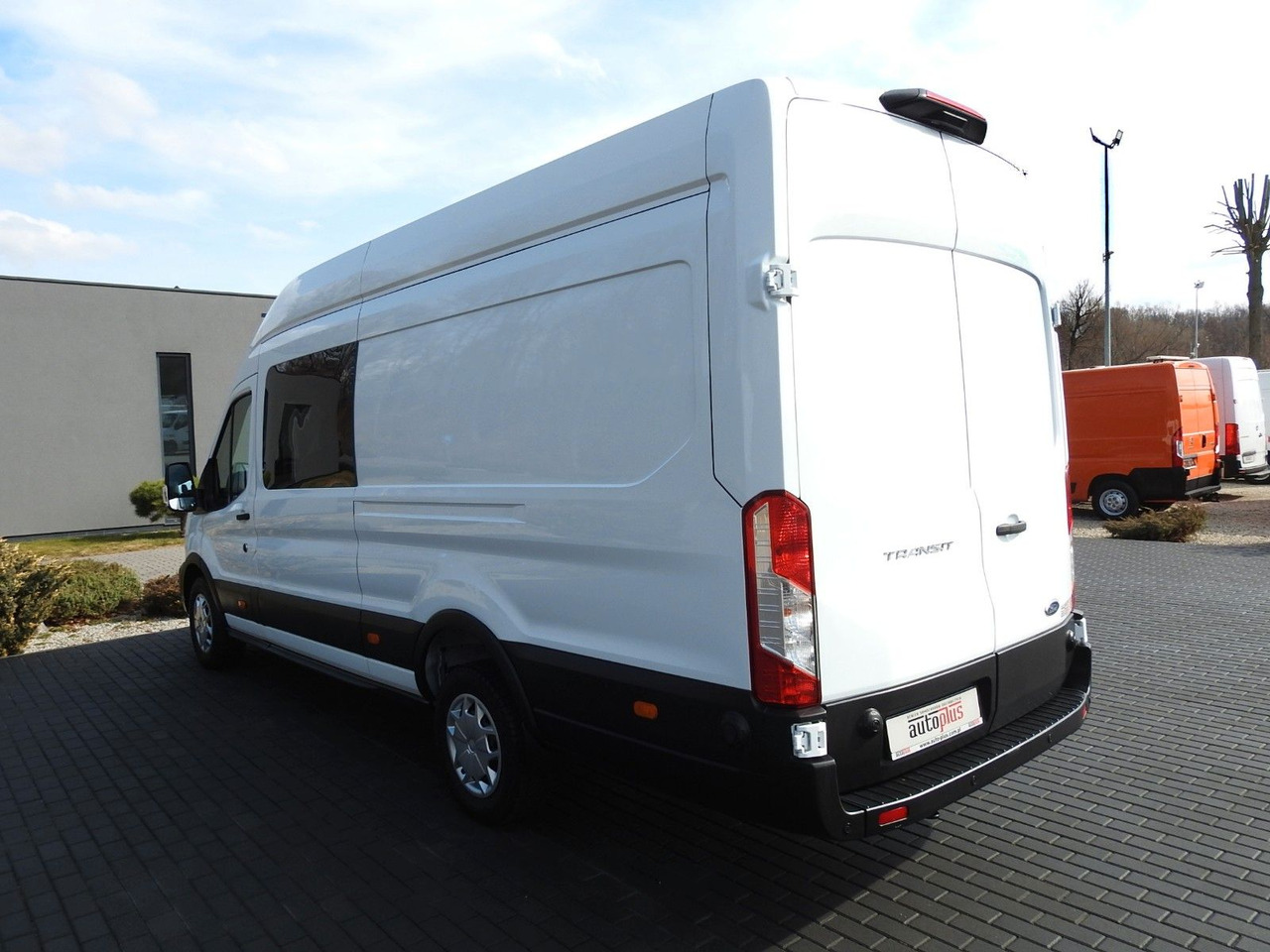 Furgon, Duplakabinos kisteherautó Ford TRANSIT  KASTENWAGEN DOPPELKABINE 6 SITZE  A/C: 10 kép.