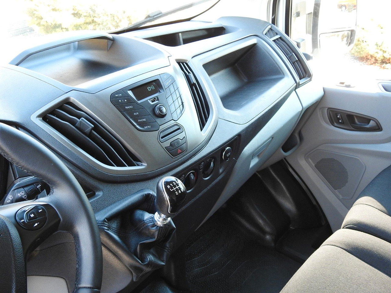 Új Dobozos kisteherautó Ford TRANSIT  KOFFER AUFZUG 8 PALETTEN ZWILLINGSRÄDER: 23 kép.