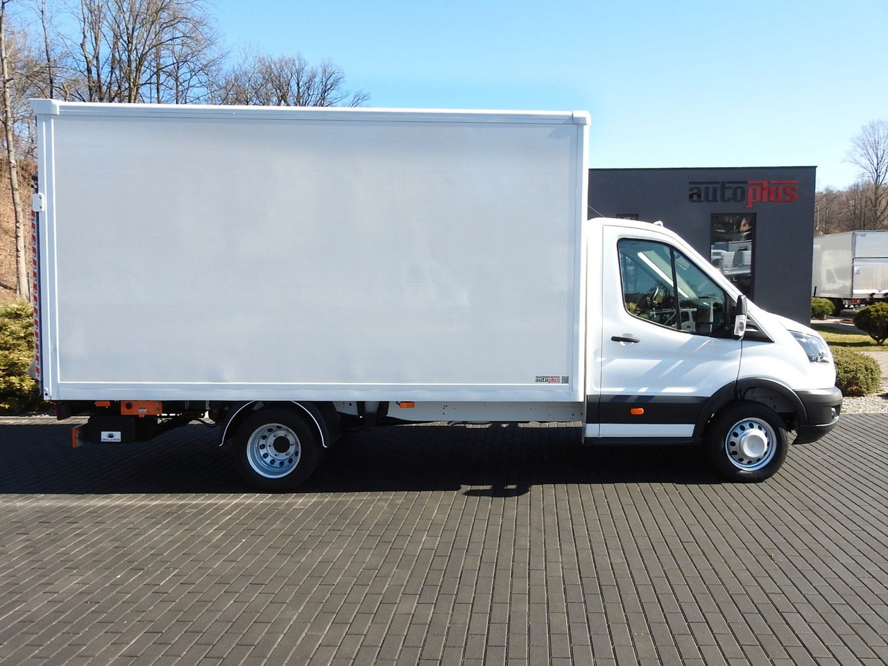 Új Dobozos kisteherautó Ford TRANSIT  KOFFER AUFZUG 8 PALETTEN ZWILLINGSRÄDER: 7 kép.