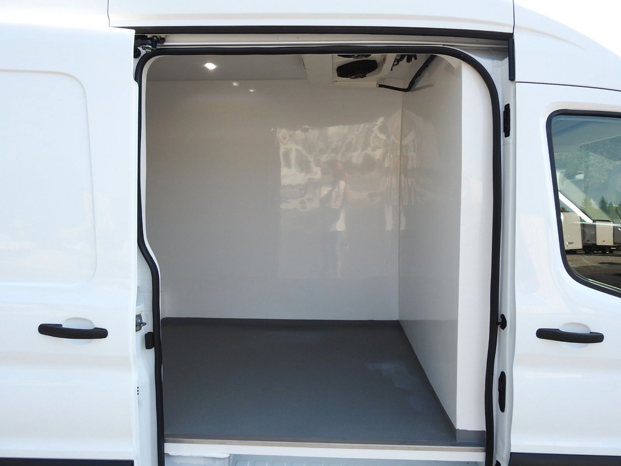Hűtős kisteherautó Ford TRANSIT KÜHLKASTENWAGEN 0*C HEIZFUNKTION Ford TRANSIT KÜHLKASTENWAGEN 0*C HEIZFUNKTION: 20 kép.