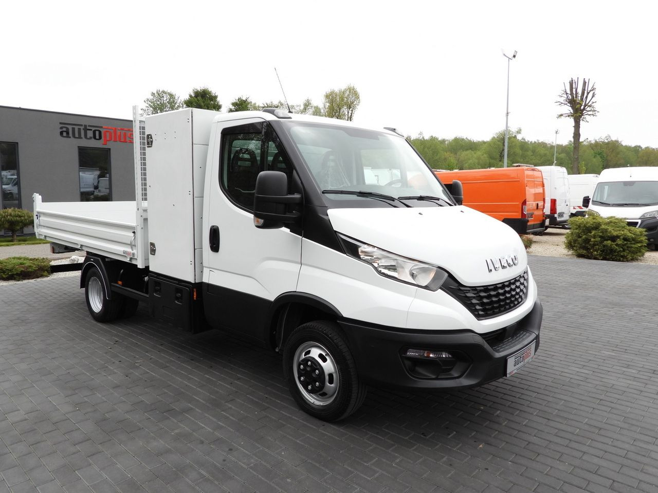 IVECO DAILY 35C14 TIPPER CRUISE CONTROL TWIN WHEELS 140HP - Billenőplatós kisteherautó: 4 kép. IVECO DAILY 35C14 TIPPER CRUISE CONTROL TWIN WHEELS 140HP - Billenőplatós kisteherautó: 4 kép.