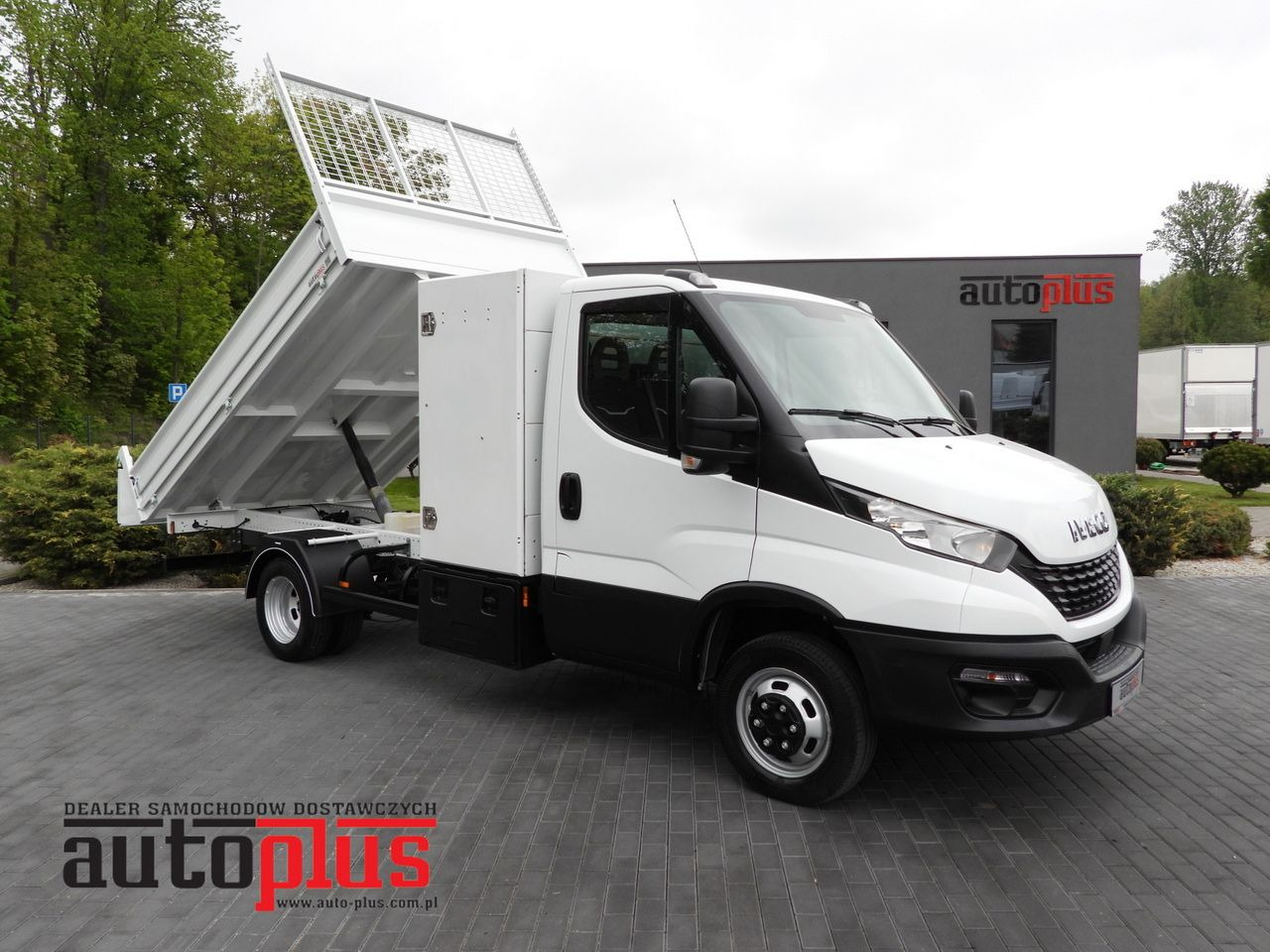 IVECO DAILY 35C14 TIPPER CRUISE CONTROL TWIN WHEELS 140HP - Billenőplatós kisteherautó: 1 kép. IVECO DAILY 35C14 TIPPER CRUISE CONTROL TWIN WHEELS 140HP - Billenőplatós kisteherautó: 1 kép.