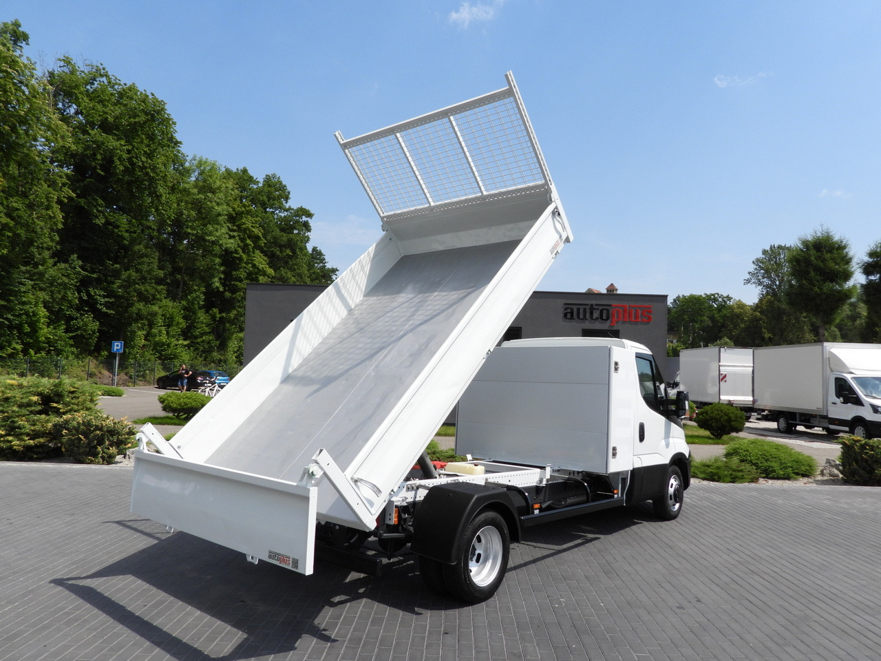 IVECO DAILY 35C15 TIPPER CRUISE CONTROL TWIN WHEELS AIR CONDITIONING 150HP - Billenőplatós kisteherautó: 3 kép. IVECO DAILY 35C15 TIPPER CRUISE CONTROL TWIN WHEELS AIR CONDITIONING 150HP - Billenőplatós kisteherautó: 3 kép.