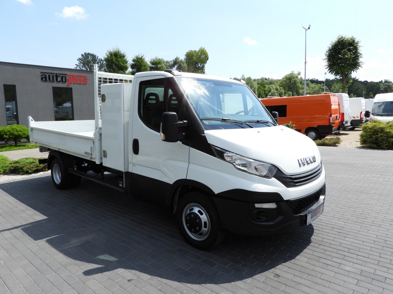 IVECO DAILY 35C15 TIPPER CRUISE CONTROL TWIN WHEELS AIR CONDITIONING 150HP - Billenőplatós kisteherautó: 4 kép. IVECO DAILY 35C15 TIPPER CRUISE CONTROL TWIN WHEELS AIR CONDITIONING 150HP - Billenőplatós kisteherautó: 4 kép.