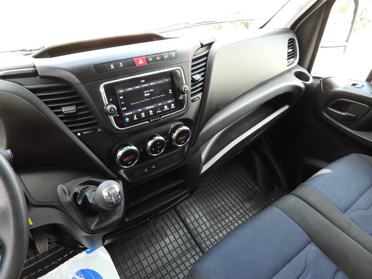 Dobozos kisteherautó IVECO DAILY 35C16 BOX LIFT 8 PALLETS CRUISE CONTROL TWIN WHEELS AIR CONDITIONING 160HP: 35 kép. Dobozos kisteherautó IVECO DAILY 35C16 BOX LIFT 8 PALLETS CRUISE CONTROL TWIN WHEELS AIR CONDITIONING 160HP: 35 kép.