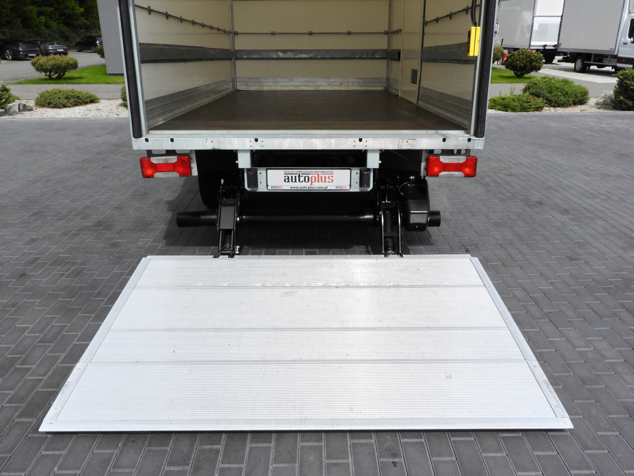 Dobozos kisteherautó IVECO DAILY 35C16 BOX LIFT 8 PALLETS CRUISE CONTROL TWIN WHEELS AIR CONDITIONING 160HP: 21 kép. Dobozos kisteherautó IVECO DAILY 35C16 BOX LIFT 8 PALLETS CRUISE CONTROL TWIN WHEELS AIR CONDITIONING 160HP: 21 kép.