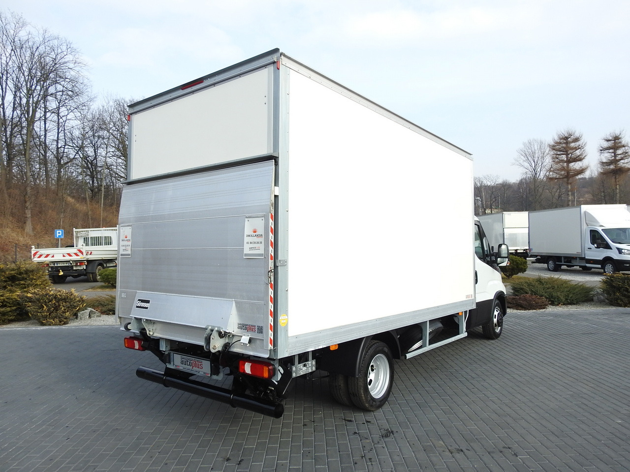 IVECO DAILY 35C16 BOX LIFT 8 PALLETS CRUISE CONTROL TWIN WHEELS AIR CONDITIONING 160HP - Dobozos kisteherautó: 3 kép. IVECO DAILY 35C16 BOX LIFT 8 PALLETS CRUISE CONTROL TWIN WHEELS AIR CONDITIONING 160HP - Dobozos kisteherautó: 3 kép.