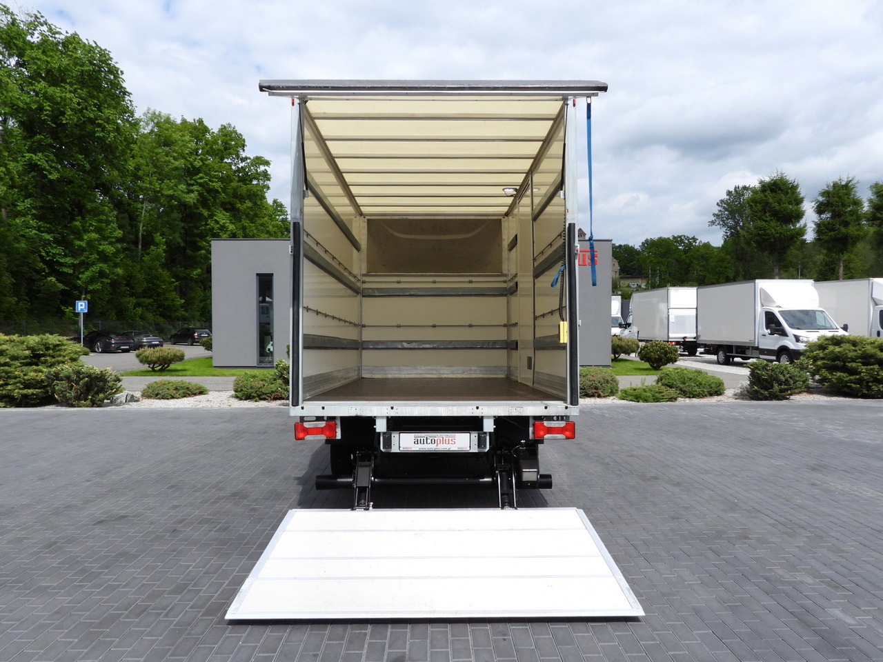 Dobozos kisteherautó IVECO DAILY 35C16 BOX LIFT 8 PALLETS CRUISE CONTROL TWIN WHEELS AIR CONDITIONING 160HP: 12 kép. Dobozos kisteherautó IVECO DAILY 35C16 BOX LIFT 8 PALLETS CRUISE CONTROL TWIN WHEELS AIR CONDITIONING 160HP: 12 kép.