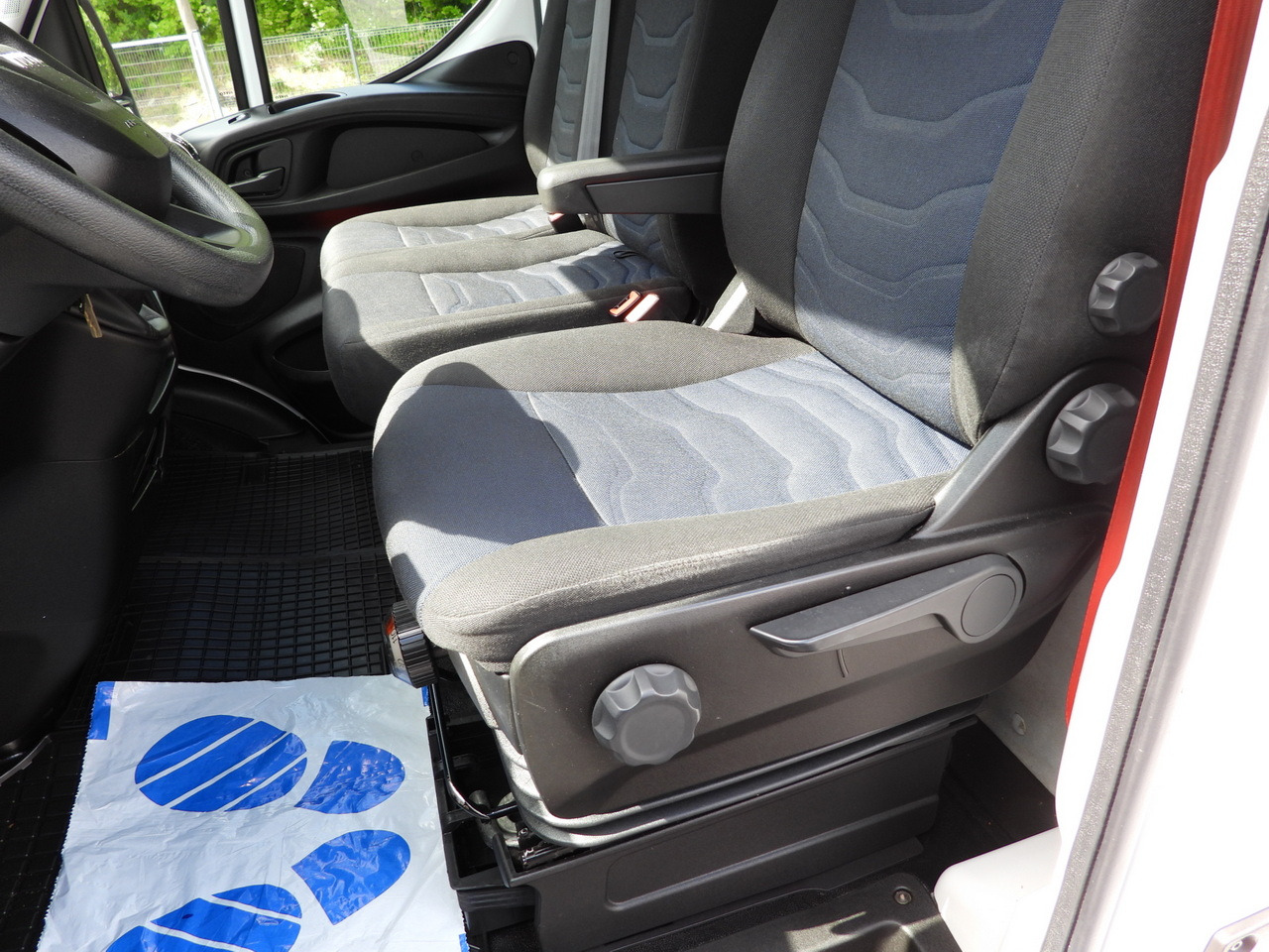 Dobozos kisteherautó IVECO DAILY 35C16 BOX LIFT 8 PALLETS CRUISE CONTROL TWIN WHEELS AIR CONDITIONING 160HP: 30 kép. Dobozos kisteherautó IVECO DAILY 35C16 BOX LIFT 8 PALLETS CRUISE CONTROL TWIN WHEELS AIR CONDITIONING 160HP: 30 kép.