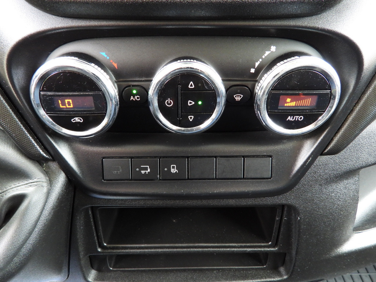 Dobozos kisteherautó IVECO DAILY 35C16 BOX LIFT 8 PALLETS CRUISE CONTROL TWIN WHEELS AIR CONDITIONING 160HP: 40 kép. Dobozos kisteherautó IVECO DAILY 35C16 BOX LIFT 8 PALLETS CRUISE CONTROL TWIN WHEELS AIR CONDITIONING 160HP: 40 kép.