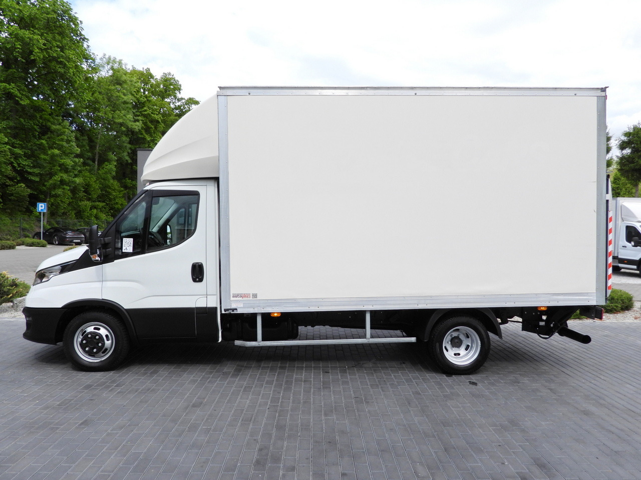 Dobozos kisteherautó IVECO DAILY 35C16 BOX LIFT 8 PALLETS CRUISE CONTROL TWIN WHEELS AIR CONDITIONING 160HP: 9 kép. Dobozos kisteherautó IVECO DAILY 35C16 BOX LIFT 8 PALLETS CRUISE CONTROL TWIN WHEELS AIR CONDITIONING 160HP: 9 kép.