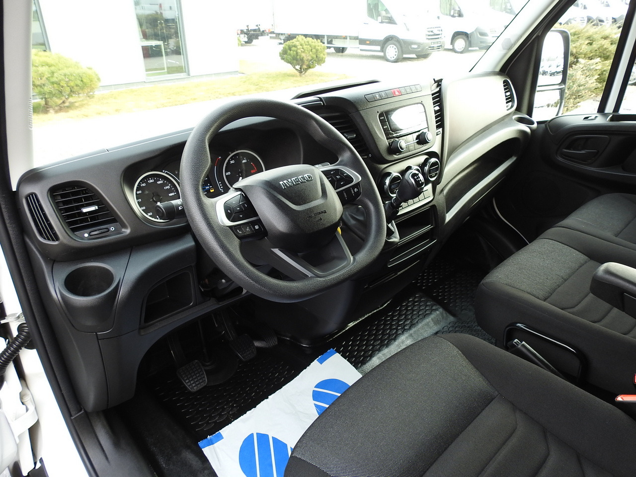 IVECO DAILY 35C16 BOX LIFT 8 PALLETS CRUISE CONTROL TWIN WHEELS AIR CONDITIONING 160HP - Dobozos kisteherautó: 2 kép. IVECO DAILY 35C16 BOX LIFT 8 PALLETS CRUISE CONTROL TWIN WHEELS AIR CONDITIONING 160HP - Dobozos kisteherautó: 2 kép.