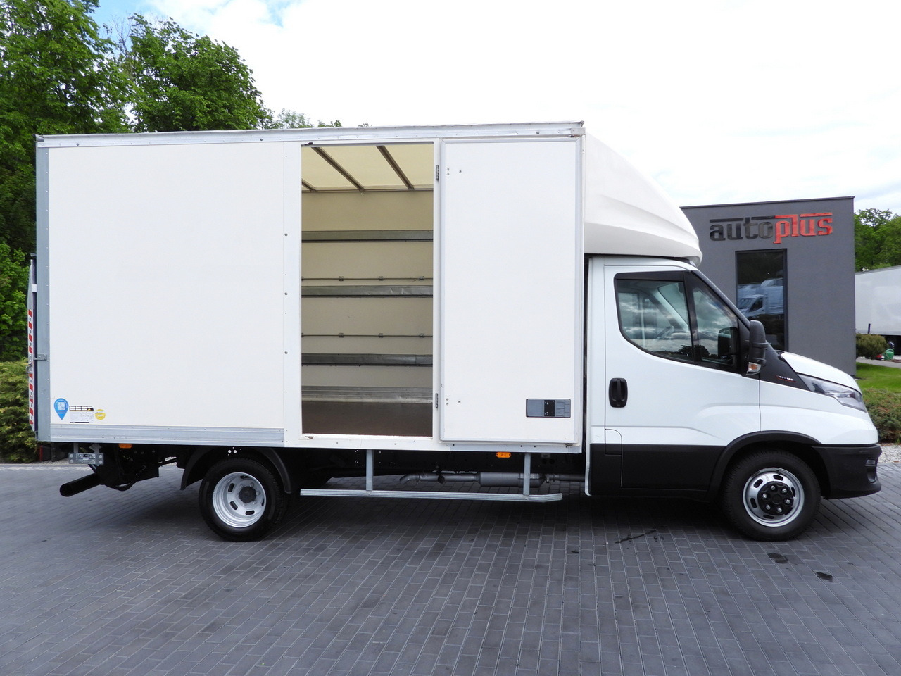 Dobozos kisteherautó IVECO DAILY 35C16 BOX LIFT 8 PALLETS CRUISE CONTROL TWIN WHEELS AIR CONDITIONING 160HP: 8 kép. Dobozos kisteherautó IVECO DAILY 35C16 BOX LIFT 8 PALLETS CRUISE CONTROL TWIN WHEELS AIR CONDITIONING 160HP: 8 kép.