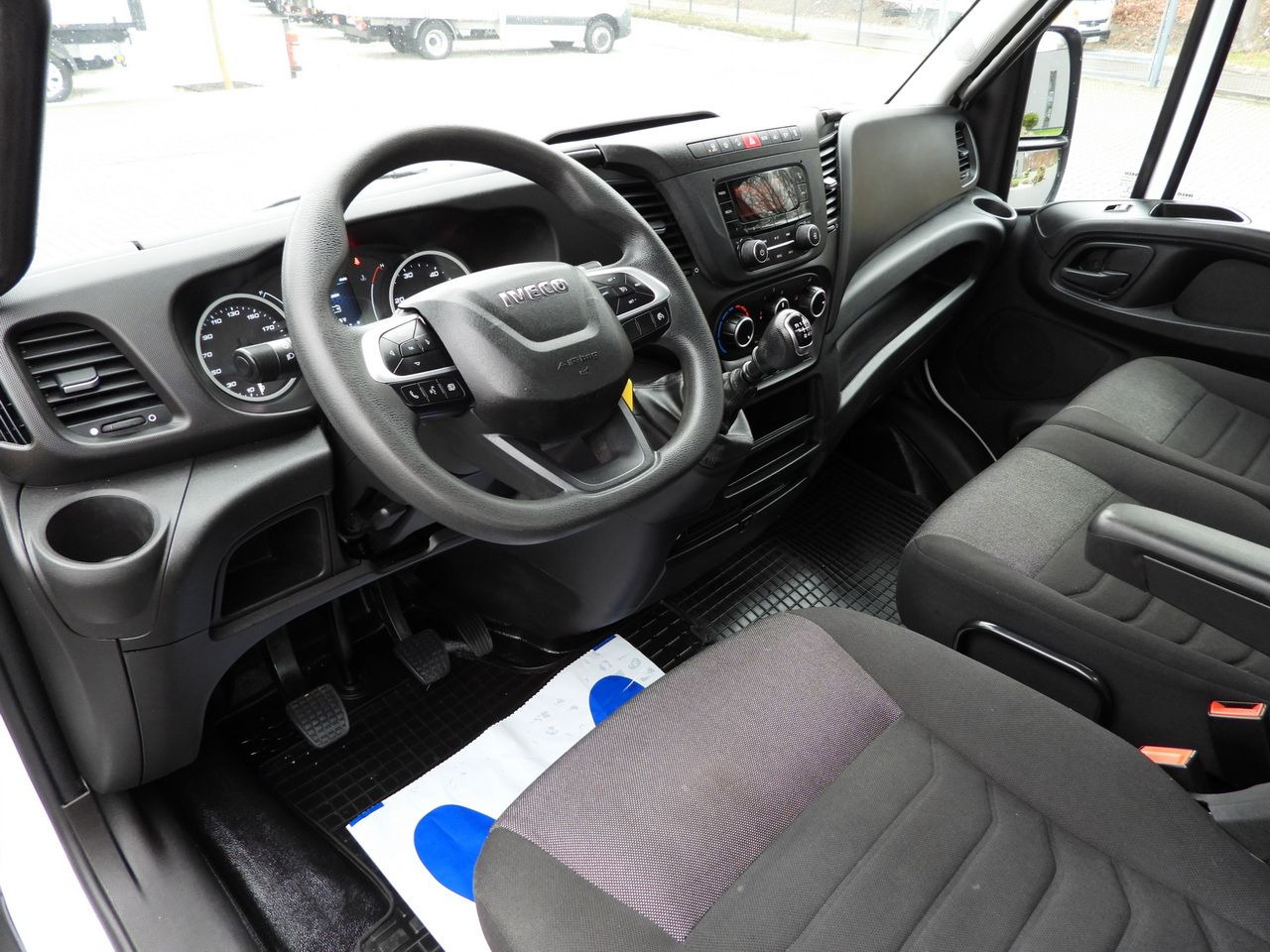 IVECO DAILY 35C16 TIPPER CRUISE CONTROL TWIN WHEELS AIR CONDITIONING 160HP - Billenőplatós kisteherautó: 2 kép. IVECO DAILY 35C16 TIPPER CRUISE CONTROL TWIN WHEELS AIR CONDITIONING 160HP - Billenőplatós kisteherautó: 2 kép.