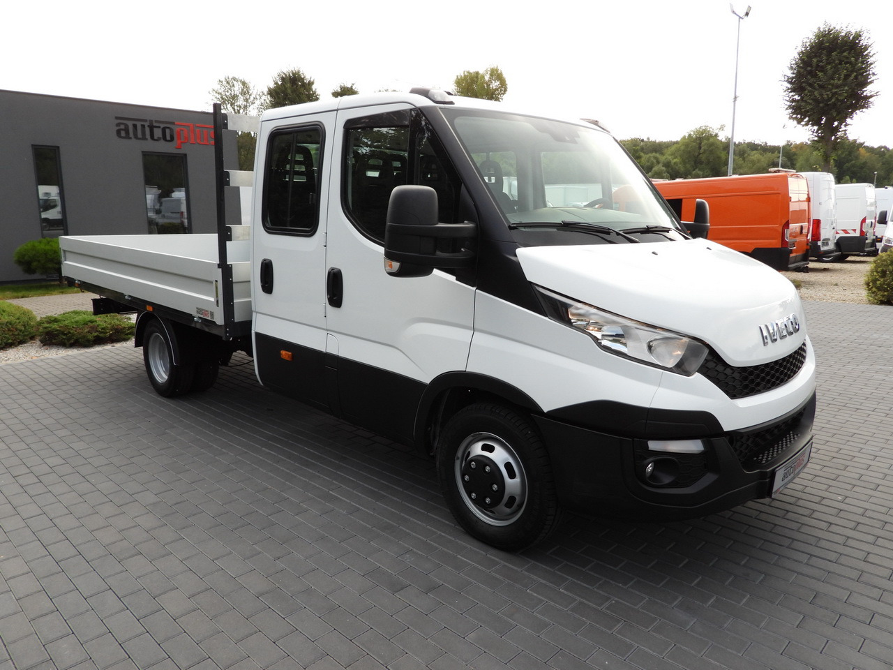 IVECO DAILY 35C17 STAKE BODY DOUBLE CABIN DOKA 7 SEATS CRUISE CONTROL TWIN WHEELS AIR CONDITIONING 170HP - Duplakabinos kisteherautó: 4 kép. IVECO DAILY 35C17 STAKE BODY DOUBLE CABIN DOKA 7 SEATS CRUISE CONTROL TWIN WHEELS AIR CONDITIONING 170HP - Duplakabinos kisteherautó: 4 kép.