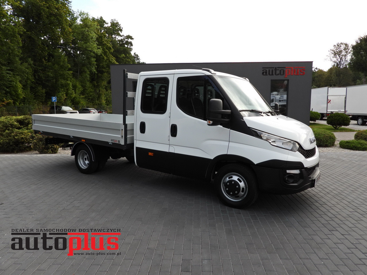 IVECO DAILY 35C17 STAKE BODY DOUBLE CABIN DOKA 7 SEATS CRUISE CONTROL TWIN WHEELS AIR CONDITIONING 170HP - Duplakabinos kisteherautó: 1 kép. IVECO DAILY 35C17 STAKE BODY DOUBLE CABIN DOKA 7 SEATS CRUISE CONTROL TWIN WHEELS AIR CONDITIONING 170HP - Duplakabinos kisteherautó: 1 kép.