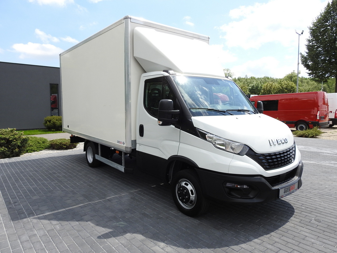 IVECO DAILY 35S14 8 PALLETS CRUISE CONTROL TWIN WHEELS AIR CONDITIONING 140HP - Dobozos kisteherautó: 4 kép. IVECO DAILY 35S14 8 PALLETS CRUISE CONTROL TWIN WHEELS AIR CONDITIONING 140HP - Dobozos kisteherautó: 4 kép.