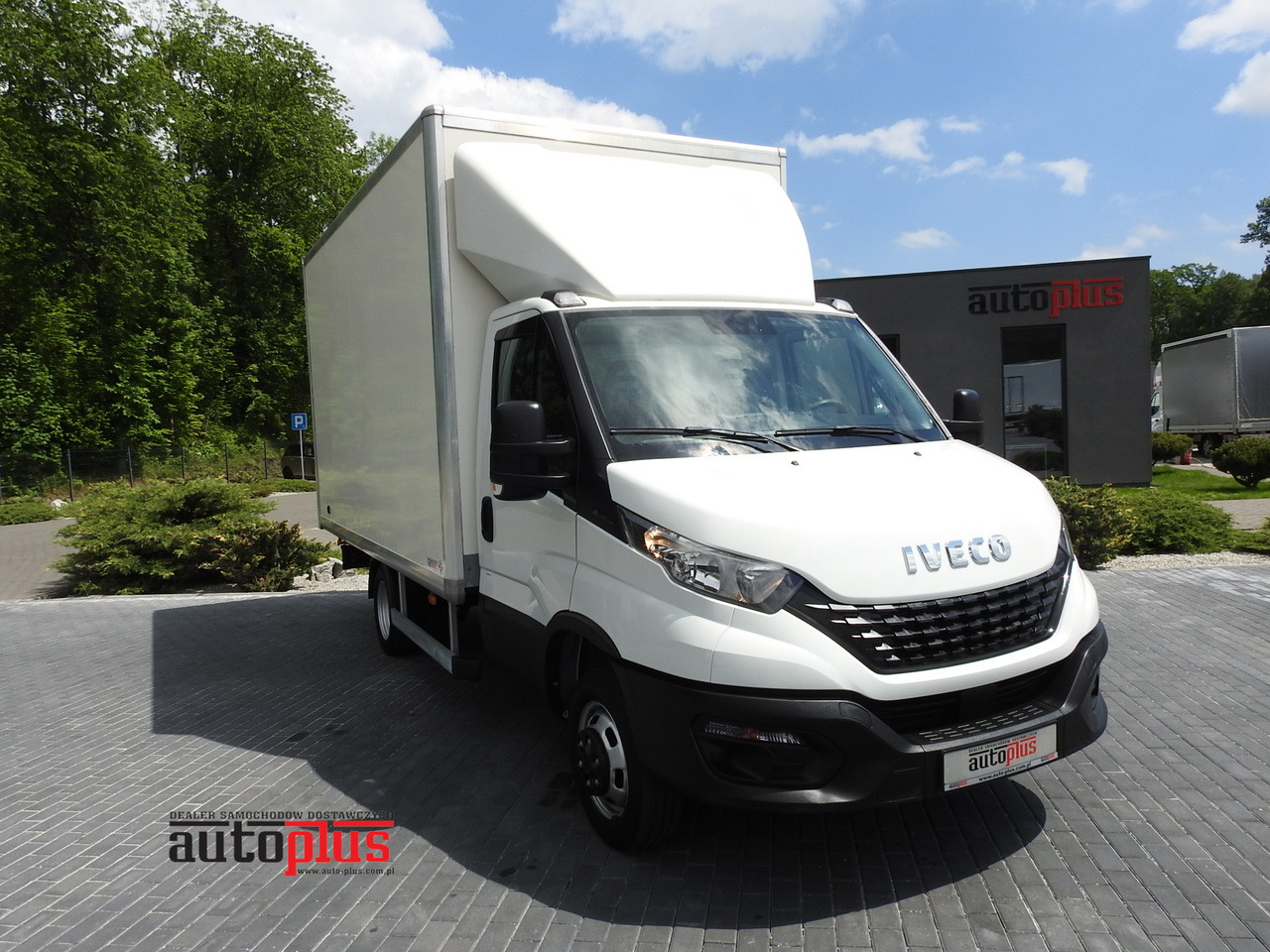 IVECO DAILY 35S14 8 PALLETS CRUISE CONTROL TWIN WHEELS AIR CONDITIONING 140HP - Dobozos kisteherautó: 1 kép. IVECO DAILY 35S14 8 PALLETS CRUISE CONTROL TWIN WHEELS AIR CONDITIONING 140HP - Dobozos kisteherautó: 1 kép.