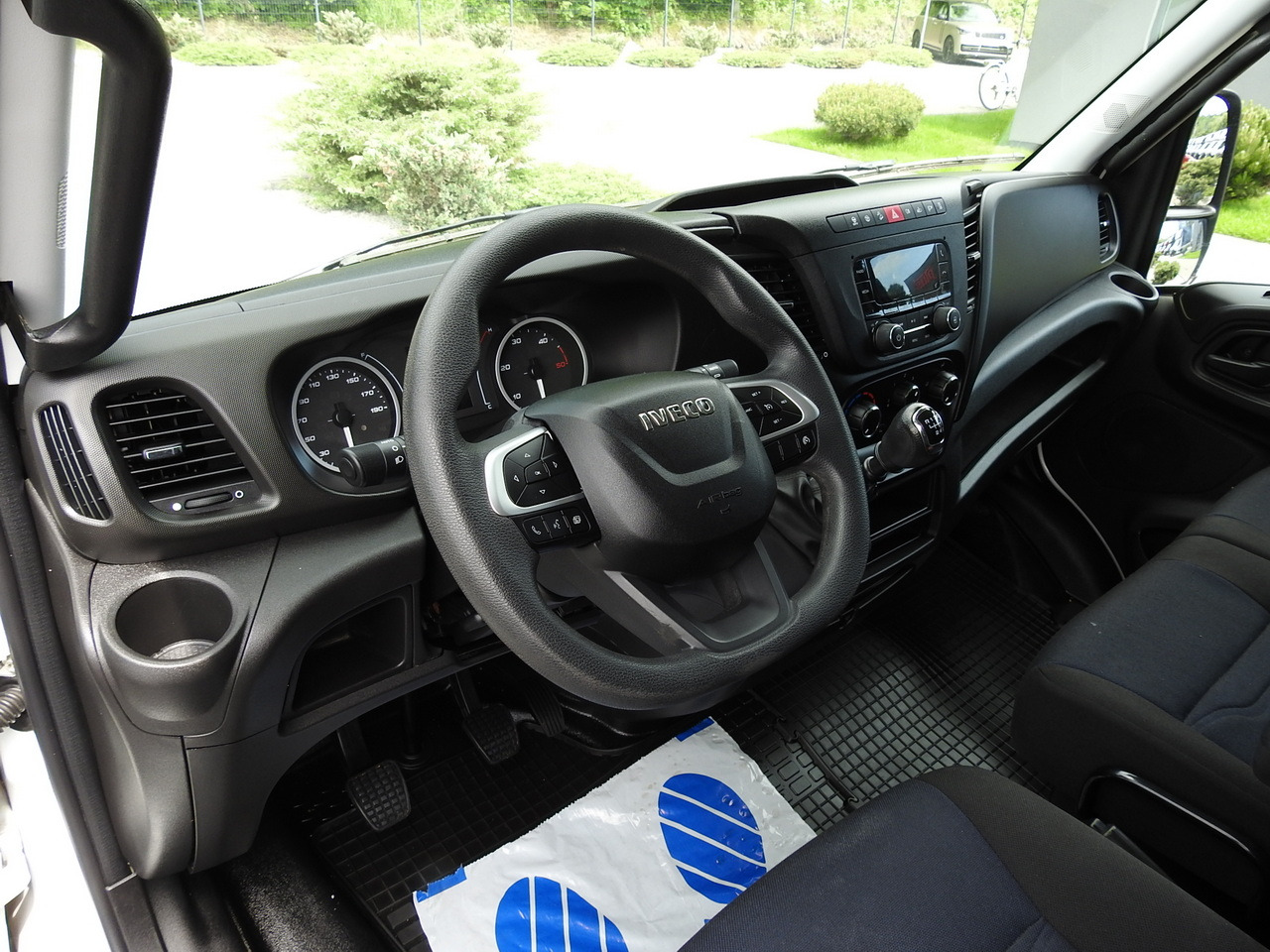 IVECO DAILY 35S14 8 PALLETS CRUISE CONTROL TWIN WHEELS AIR CONDITIONING 140HP - Dobozos kisteherautó: 2 kép. IVECO DAILY 35S14 8 PALLETS CRUISE CONTROL TWIN WHEELS AIR CONDITIONING 140HP - Dobozos kisteherautó: 2 kép.