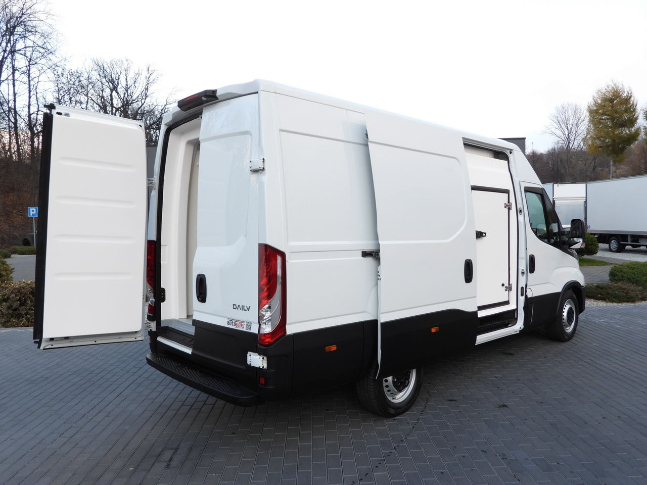 IVECO DAILY 35S14 REFRIGERATOR VAN 0*C POWER SUPPLY 230V NAVIGATION AUTOMATIC TRANSMISSION AIR CONDITIONING 140HP - Hűtős kisteherautó: 3 kép. IVECO DAILY 35S14 REFRIGERATOR VAN 0*C POWER SUPPLY 230V NAVIGATION AUTOMATIC TRANSMISSION AIR CONDITIONING 140HP - Hűtős kisteherautó: 3 kép.