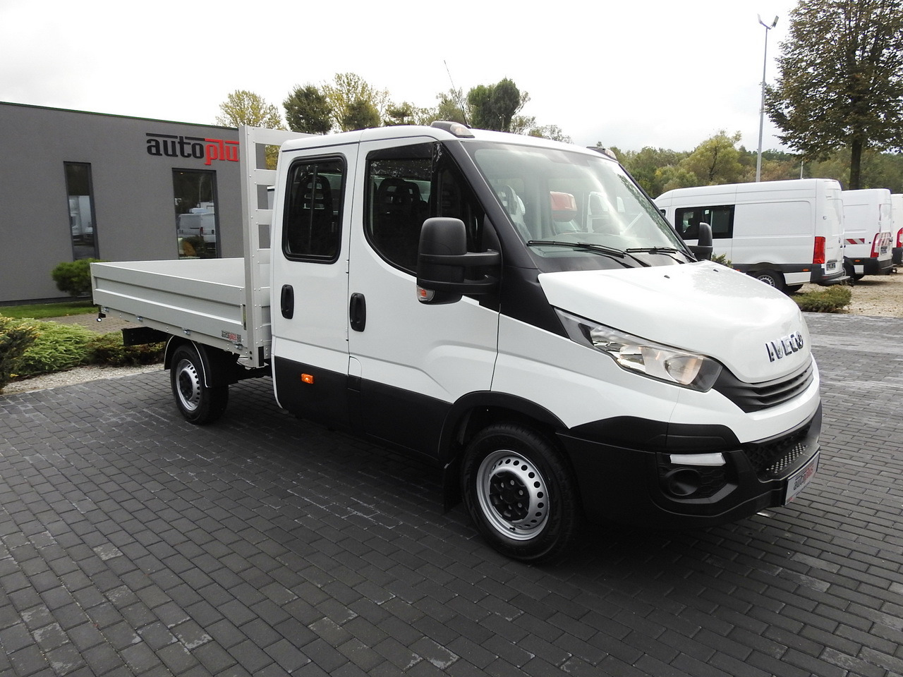 IVECO DAILY 35S15 STAKE BODY DOUBLE CABIN DOKA 7 SEATS AIR CONDITIONING 150HP - Platós kisteherautó: 4 kép. IVECO DAILY 35S15 STAKE BODY DOUBLE CABIN DOKA 7 SEATS AIR CONDITIONING 150HP - Platós kisteherautó: 4 kép.