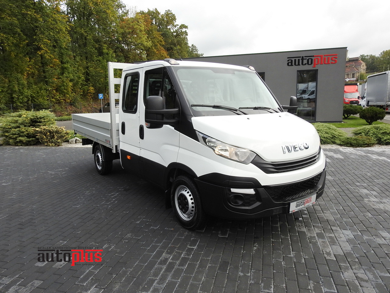 IVECO DAILY 35S15 STAKE BODY DOUBLE CABIN DOKA 7 SEATS AIR CONDITIONING 150HP - Duplakabinos kisteherautó: 1 kép. IVECO DAILY 35S15 STAKE BODY DOUBLE CABIN DOKA 7 SEATS AIR CONDITIONING 150HP - Duplakabinos kisteherautó: 1 kép.