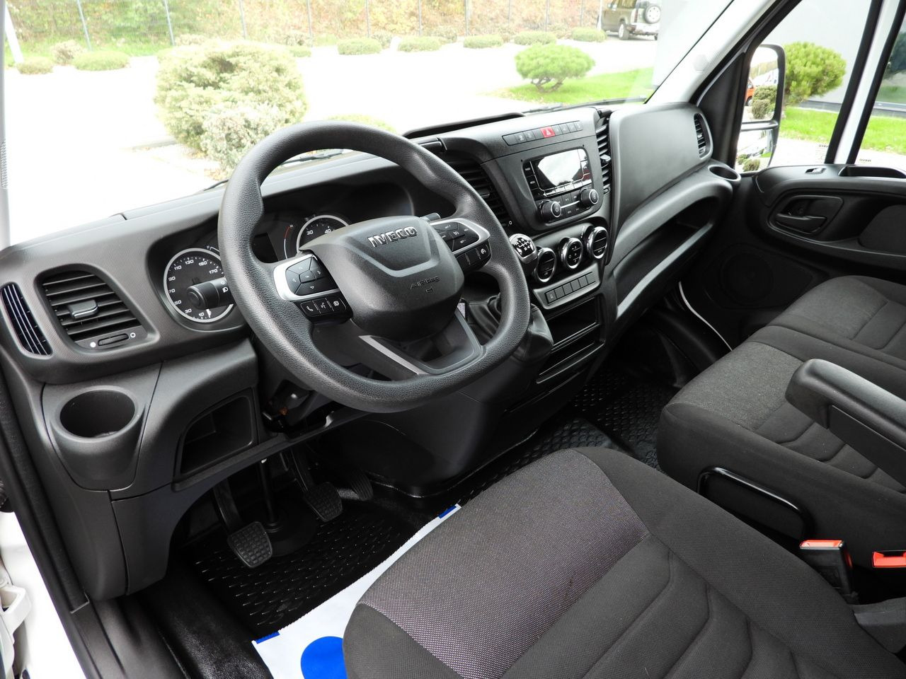 IVECO DAILY 35S16 BOX LIFT 8 PALLETS CRUISE CONTROL AIR CONDITIONING TWIN WHEELS  160HP - Dobozos kisteherautó: 2 kép. IVECO DAILY 35S16 BOX LIFT 8 PALLETS CRUISE CONTROL AIR CONDITIONING TWIN WHEELS  160HP - Dobozos kisteherautó: 2 kép.