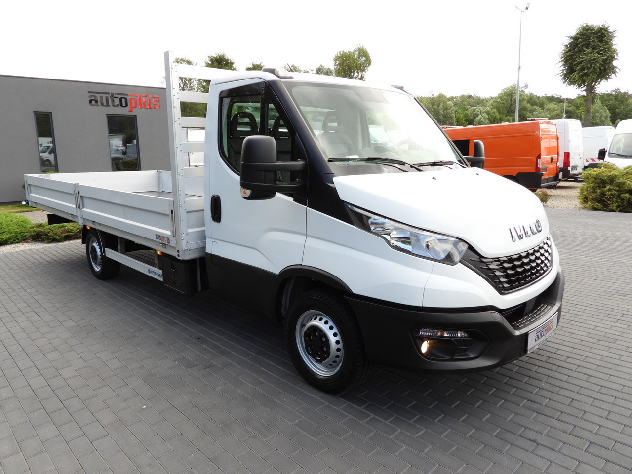 IVECO DAILY 35S16 STAKE BODY 10 PALLETS CRUISE CONTROL AIR CONDITIONING 160HP - Platós kisteherautó: 4 kép. IVECO DAILY 35S16 STAKE BODY 10 PALLETS CRUISE CONTROL AIR CONDITIONING 160HP - Platós kisteherautó: 4 kép.