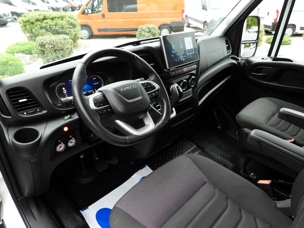 IVECO DAILY 35S18 BOX HI-MATIC LIFT 8 PALLETS CRUISE CONTROL NAVIGATION LED LIGHTS PNEUMATICS AUTOMATIC TRANSMISSION HI-MATIC AIR CONDITIONING 180HP - Dobozos kisteherautó: 2 kép. IVECO DAILY 35S18 BOX HI-MATIC LIFT 8 PALLETS CRUISE CONTROL NAVIGATION LED LIGHTS PNEUMATICS AUTOMATIC TRANSMISSION HI-MATIC AIR CONDITIONING 180HP - Dobozos kisteherautó: 2 kép.