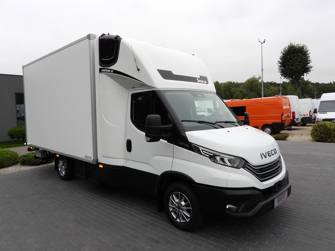 IVECO DAILY 35S18 BOX HI-MATIC LIFT 8 PALLETS CRUISE CONTROL NAVIGATION LED LIGHTS PNEUMATICS AUTOMATIC TRANSMISSION HI-MATIC AIR CONDITIONING 180HP - Dobozos kisteherautó: 4 kép. IVECO DAILY 35S18 BOX HI-MATIC LIFT 8 PALLETS CRUISE CONTROL NAVIGATION LED LIGHTS PNEUMATICS AUTOMATIC TRANSMISSION HI-MATIC AIR CONDITIONING 180HP - Dobozos kisteherautó: 4 kép.