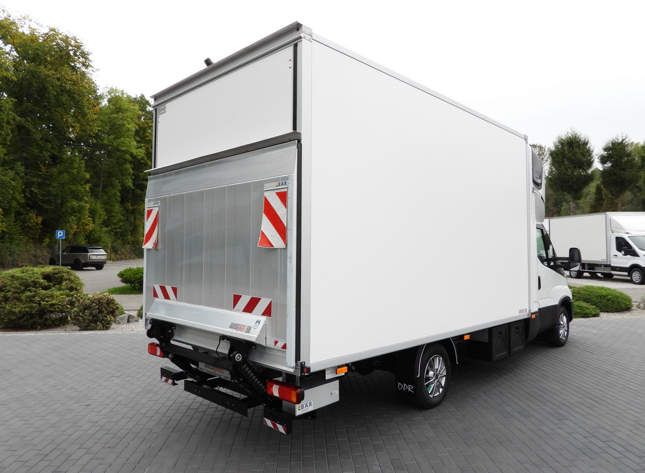 IVECO DAILY 35S18 BOX HI-MATIC LIFT 8 PALLETS CRUISE CONTROL NAVIGATION LED LIGHTS PNEUMATICS AUTOMATIC TRANSMISSION HI-MATIC AIR CONDITIONING  180HP - Dobozos kisteherautó: 3 kép. IVECO DAILY 35S18 BOX HI-MATIC LIFT 8 PALLETS CRUISE CONTROL NAVIGATION LED LIGHTS PNEUMATICS AUTOMATIC TRANSMISSION HI-MATIC AIR CONDITIONING  180HP - Dobozos kisteherautó: 3 kép.