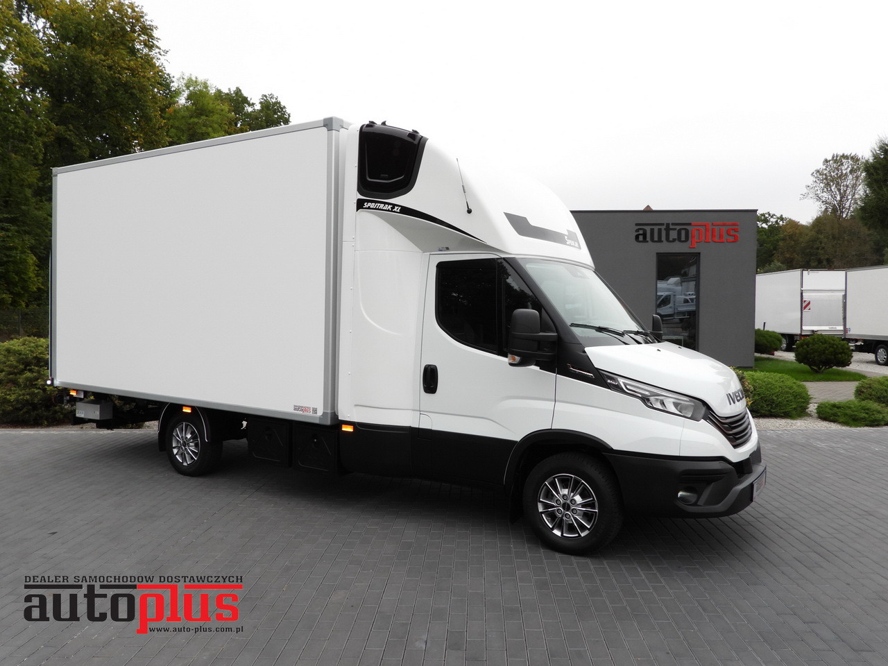 IVECO DAILY 35S18 BOX HI-MATIC LIFT 8 PALLETS CRUISE CONTROL NAVIGATION LED LIGHTS PNEUMATICS AUTOMATIC TRANSMISSION HI-MATIC AIR CONDITIONING 180HP - Dobozos kisteherautó: 1 kép. IVECO DAILY 35S18 BOX HI-MATIC LIFT 8 PALLETS CRUISE CONTROL NAVIGATION LED LIGHTS PNEUMATICS AUTOMATIC TRANSMISSION HI-MATIC AIR CONDITIONING 180HP - Dobozos kisteherautó: 1 kép.