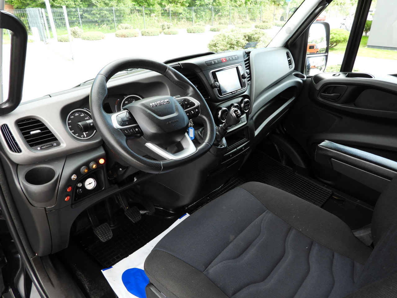 IVECO DAILY 35S18 BOX LIFT 8 PALLETS WEBASTO CRUISE CONTROL NAVIGATION LED LIGHTS PNEUMATICS AIR CONDITIONING 180HP - Dobozos kisteherautó: 2 kép. IVECO DAILY 35S18 BOX LIFT 8 PALLETS WEBASTO CRUISE CONTROL NAVIGATION LED LIGHTS PNEUMATICS AIR CONDITIONING 180HP - Dobozos kisteherautó: 2 kép.