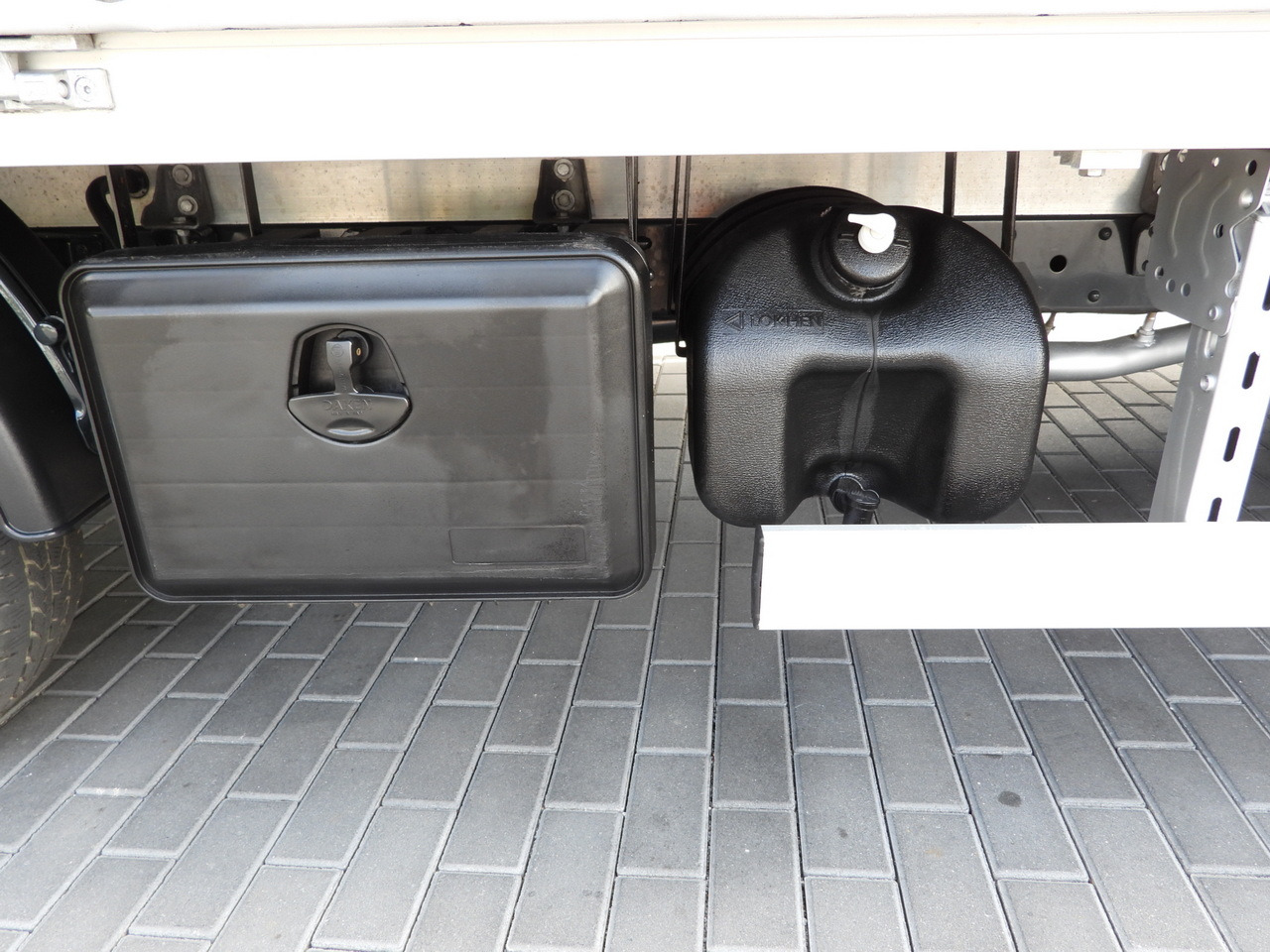 Ponyvás kisteherautó IVECO DAILY 35S18 TARPAULIN 10 PALLETS CRUISE CONTROL LED LIGHTS AIR CONDITIONING  180HP: 25 kép.