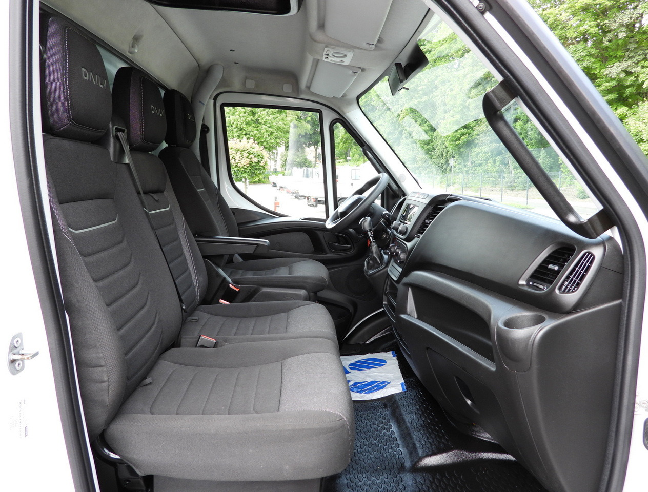 Ponyvás kisteherautó IVECO DAILY 35S18 TARPAULIN 10 PALLETS CRUISE CONTROL LED LIGHTS AIR CONDITIONING  180HP: 39 kép.