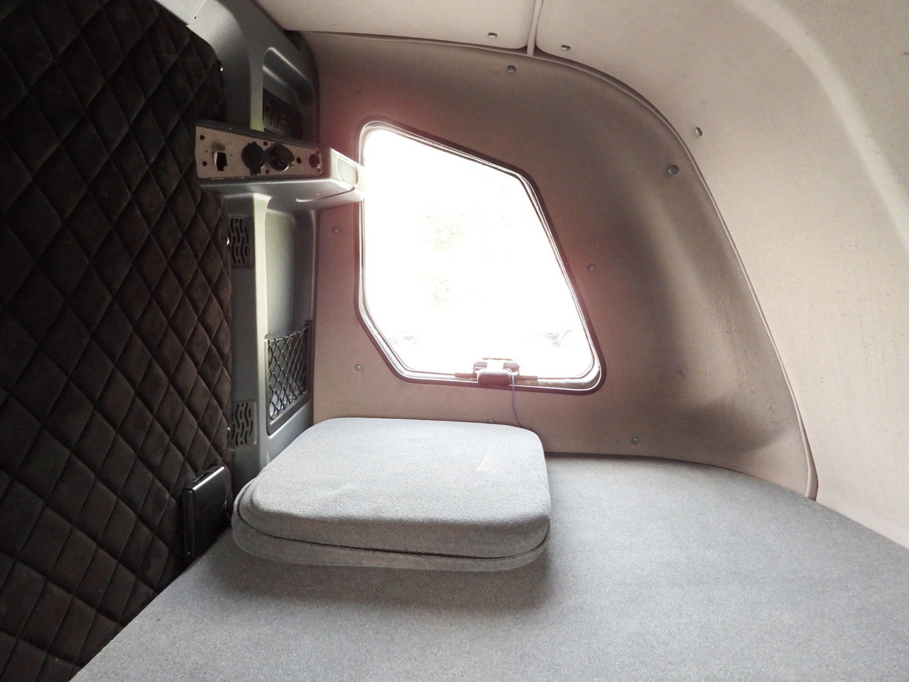 Ponyvás kisteherautó IVECO DAILY 35S18 TARPAULIN 10 PALLETS CRUISE CONTROL LED LIGHTS AIR CONDITIONING  180HP: 42 kép.