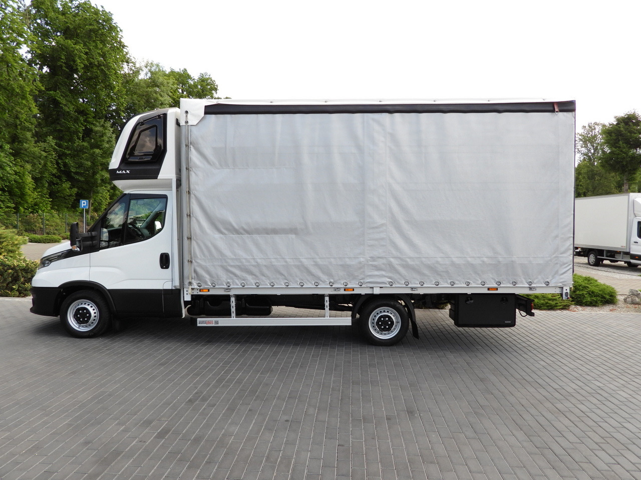 Ponyvás kisteherautó IVECO DAILY 35S18 TARPAULIN 10 PALLETS CRUISE CONTROL LED LIGHTS AIR CONDITIONING  180HP: 8 kép.