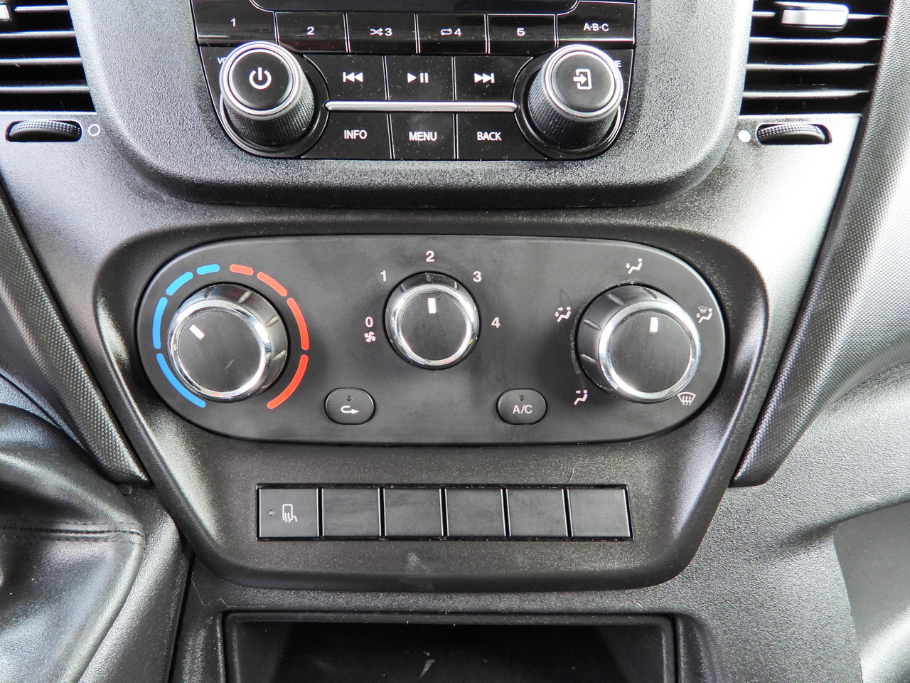 Ponyvás kisteherautó IVECO DAILY 35S18 TARPAULIN 10 PALLETS CRUISE CONTROL LED LIGHTS AIR CONDITIONING  180HP: 36 kép.