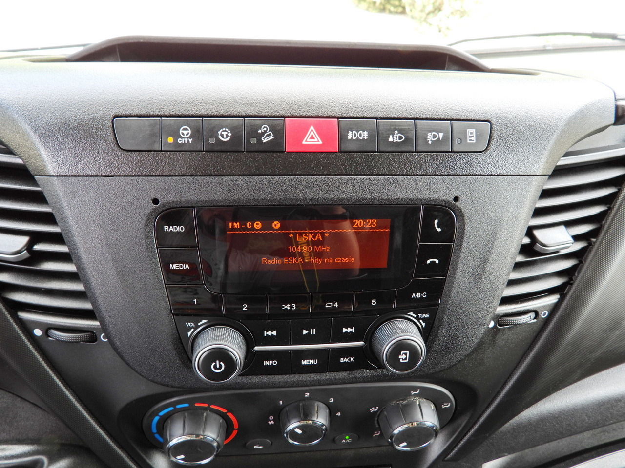 Ponyvás kisteherautó IVECO DAILY 35S18 TARPAULIN 10 PALLETS CRUISE CONTROL LED LIGHTS AIR CONDITIONING  180HP: 37 kép.