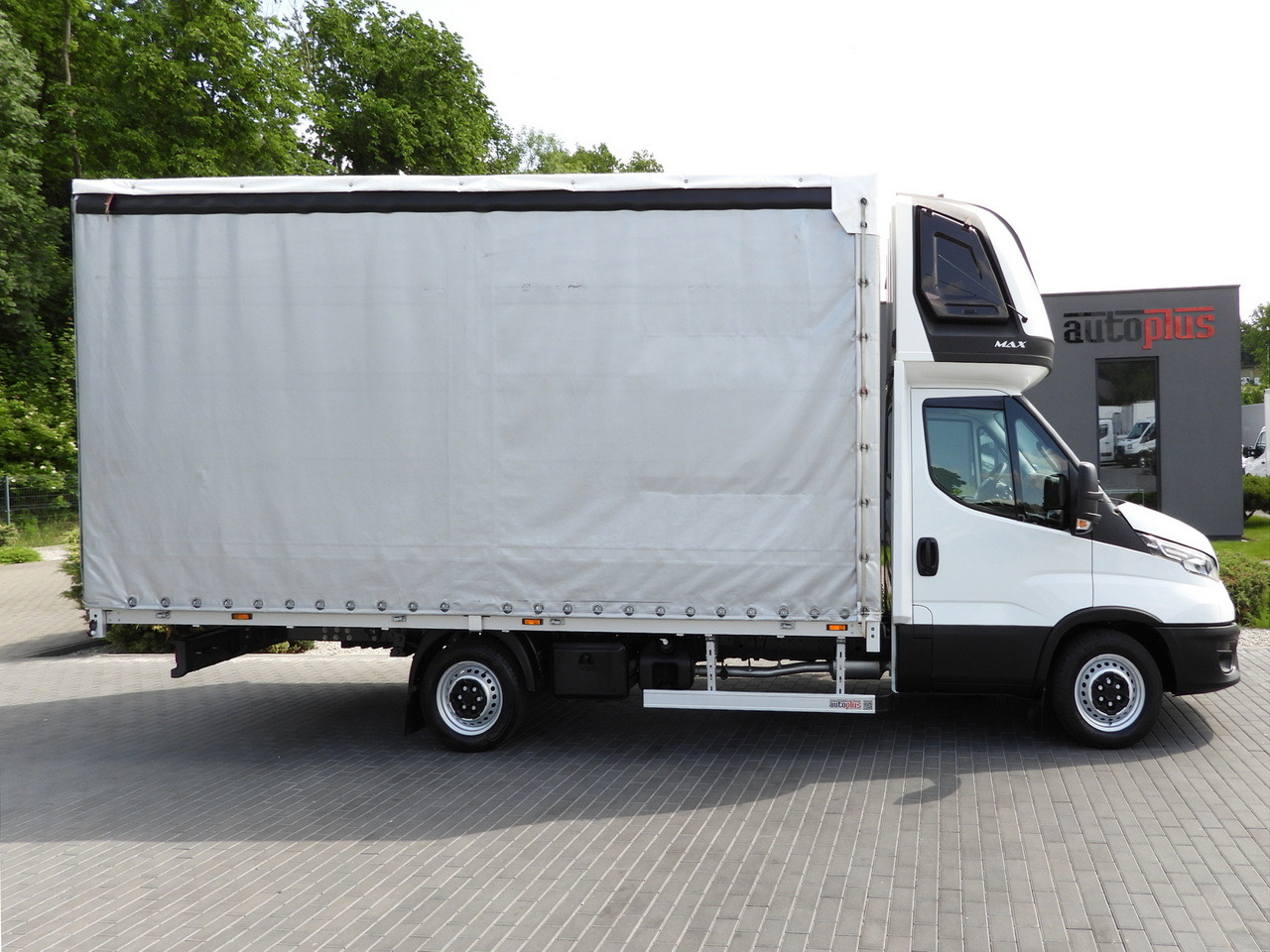 Ponyvás kisteherautó IVECO DAILY 35S18 TARPAULIN 10 PALLETS CRUISE CONTROL LED LIGHTS AIR CONDITIONING  180HP: 7 kép.