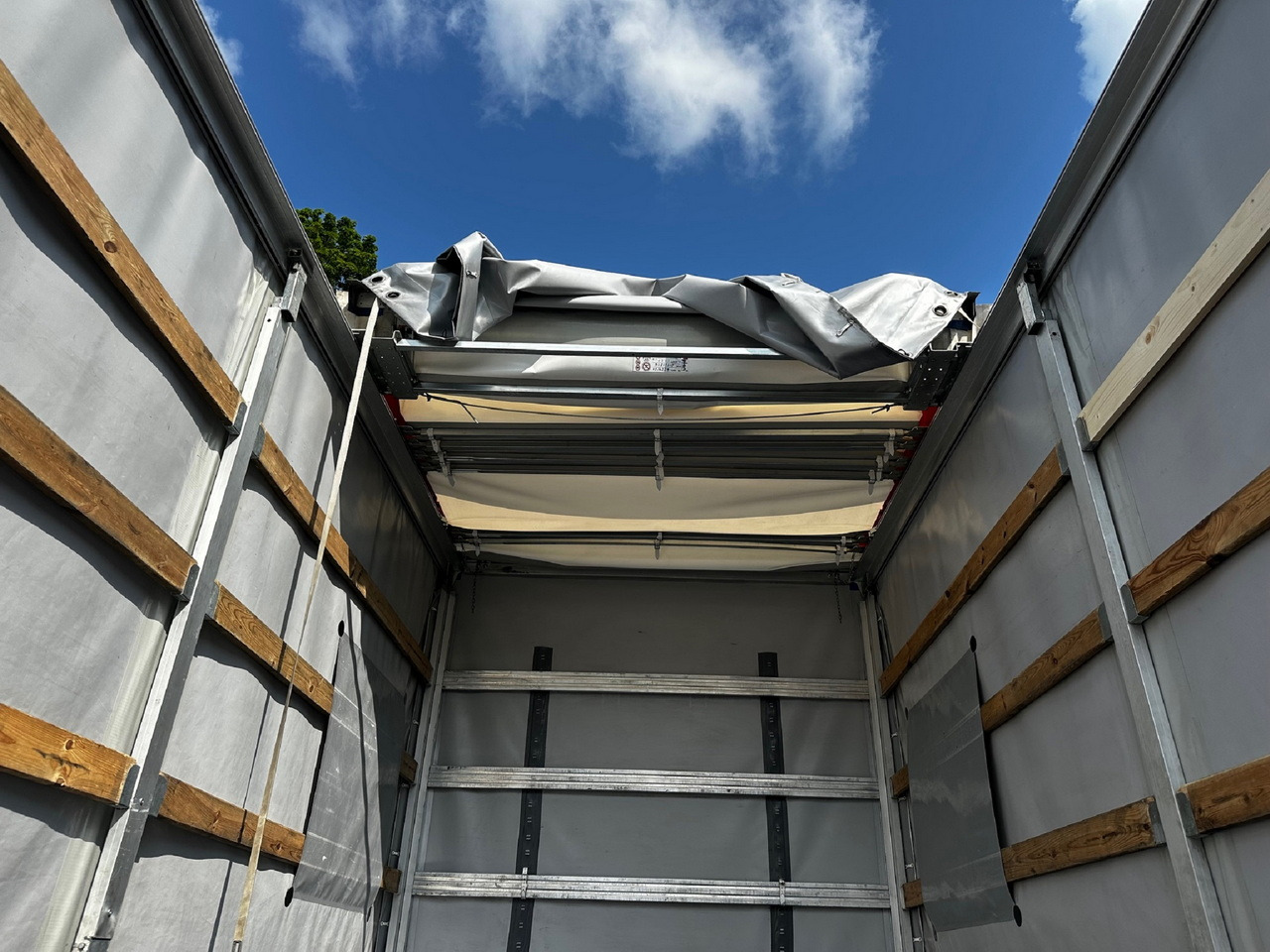 Ponyvás kisteherautó IVECO DAILY 35S18 TARPAULIN 10 PALLETS CRUISE CONTROL LED LIGHTS AIR CONDITIONING  180HP: 12 kép.