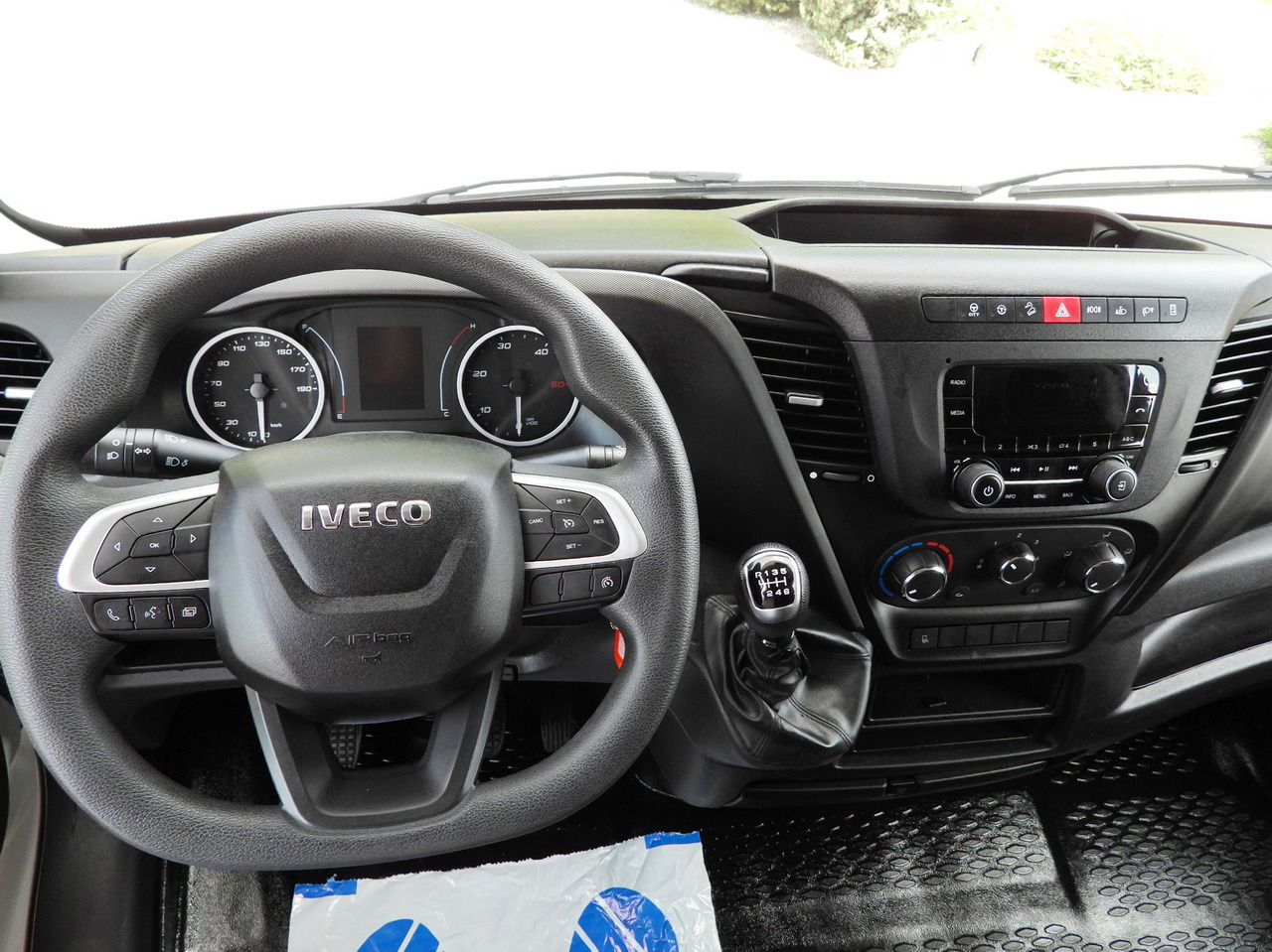 Ponyvás kisteherautó IVECO DAILY 35S18 TARPAULIN 10 PALLETS CRUISE CONTROL LED LIGHTS AIR CONDITIONING  180HP: 30 kép.