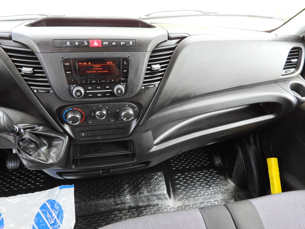 Ponyvás kisteherautó IVECO DAILY 35S18 TARPAULIN 10 PALLETS CRUISE CONTROL LED LIGHTS AIR CONDITIONING  180HP: 35 kép.